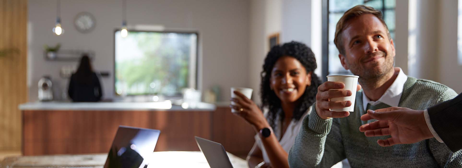 συνάδελφοι πίνουν καφέ